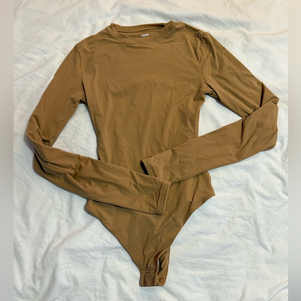 SALE Skims tan  xs fits everybody bodysuit